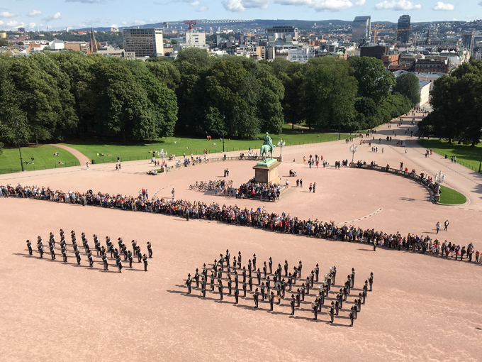 During the summer, concerts or drill exercises are sometimes presented in conjunction with the changing of the guard. Photo: Thomas Kristiansen, the Royal Court.